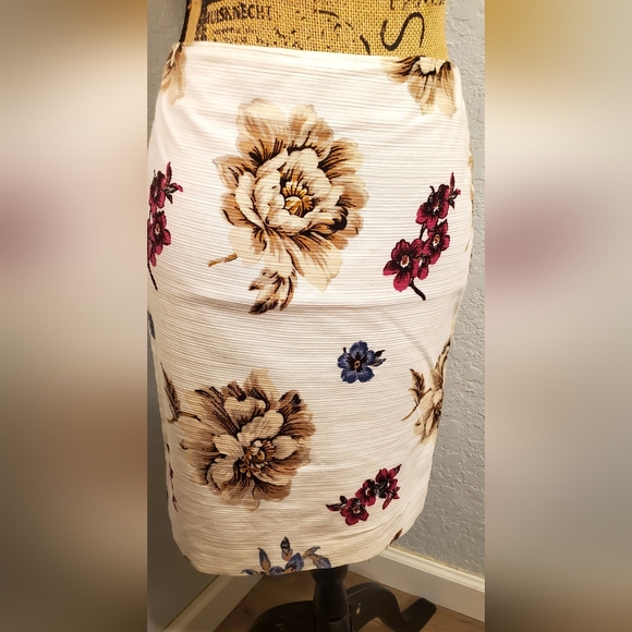 Ann Taylor Dresses & Skirts - Ann Taylor Cream Floral Pencil Skirt